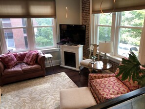 Smart TV - Artists Studio on the Historic Downtown Fayetteville Square! (Fayetteville)