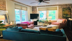 Smart TV - Artists Studio on the Historic Downtown Fayetteville Square! (Fayetteville)