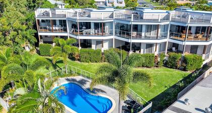 Rainbow Towers 2 - Rainbow Beach. High on the Hill. Panoramic Views. Wi-Fi. Pool