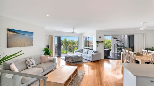 Rainbow Towers 2 - Rainbow Beach. High on the Hill. Panoramic Views. Wi-Fi. Pool
