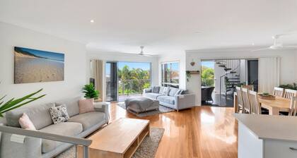 Rainbow Towers 2 - Rainbow Beach. High on the Hill. Panoramic Views. Wi-Fi. Pool