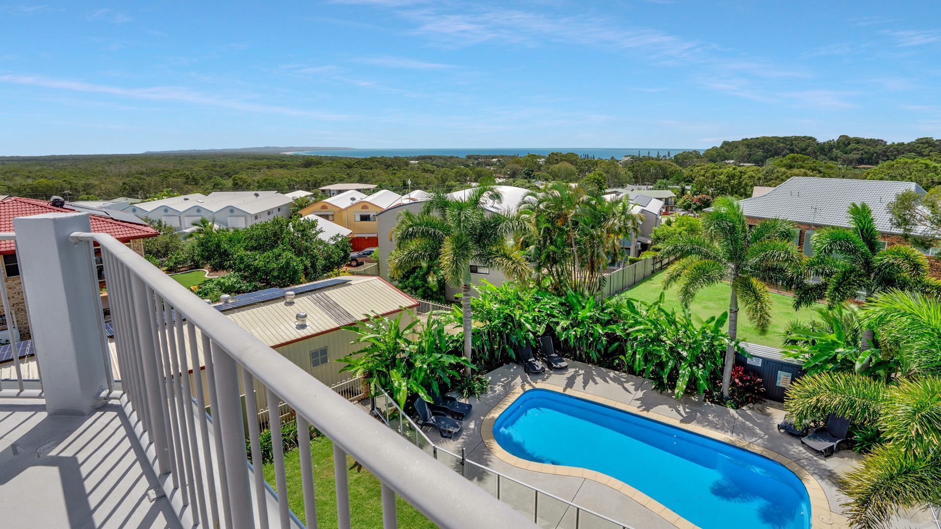 Rainbow Towers 2 - Rainbow Beach. High on the Hill. Panoramic Views. Wi-Fi. Pool — image 2