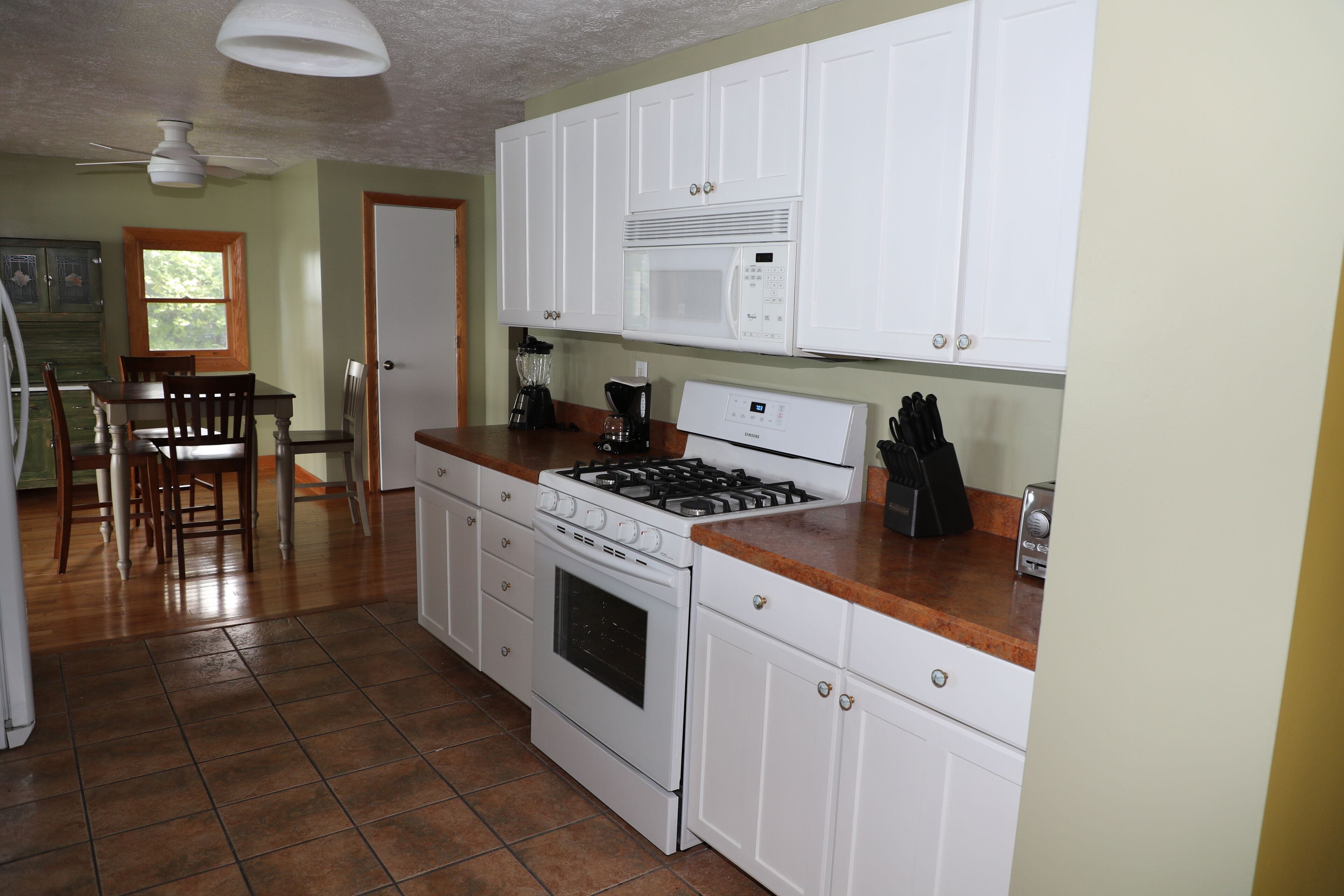 ERIEVIEW LAKE HOUSE OPENING 5/29/20- 5 Star Beautiful Beach Front Vacation Home