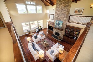 電視、壁爐、DVD 播放機、乒乓球設施