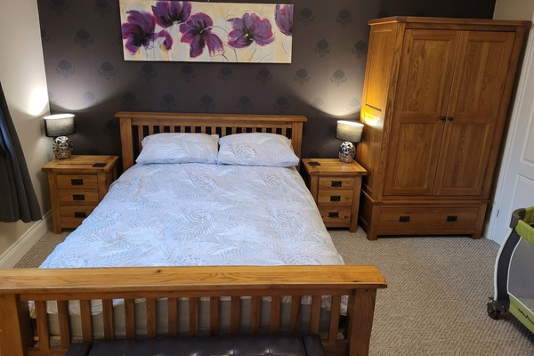 kingsize bed with ensuite shower room