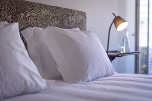 4 chambres, coffres-forts dans les chambres, fer et planche à repasser