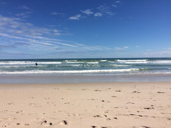Chaises longues, serviettes de plage