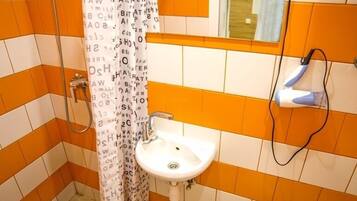 Appartement, 1 tweepersoonsbed, niet-roken | Badkamer | Een douche, gratis toiletartikelen, een haardroger, handdoeken