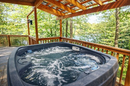 Lake front in the woods. Newly furnished!!