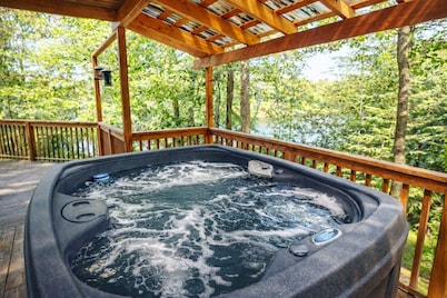 Lake front in the woods with SPA