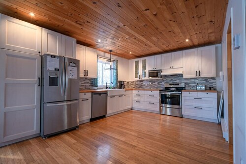 Lake front in the woods. Newly furnished with SPA