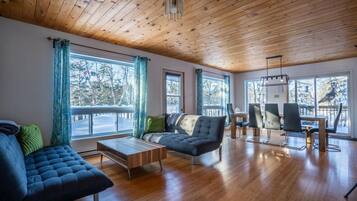 Een televisie, een dvd-speler en boeken