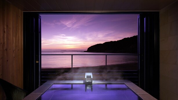 A spa with a view of the ocean at sunset. - Beachside Onsen Resort Umi (Kyonan)
