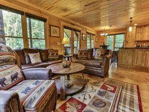 Tv, eldstad, bordsfotboll och ett bordtennisbord