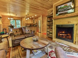 Tv, eldstad, bordsfotboll och ett bordtennisbord