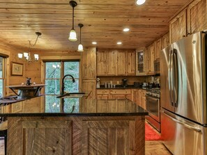 Kylskåp, mikrovågsugn, ugn och spishäll