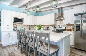 Kylskåp, mikrovågsugn, ugn och spishäll