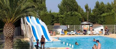 من حمّامات السباحة المغطاة، حمّام سباحة خارجي