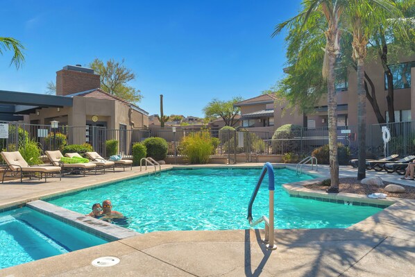 حمّام سباحة خارجي، حمّام سباحة مُدفَّأ