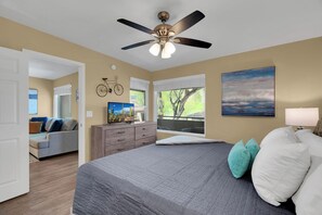 2 habitaciones, escritorio y tabla de planchar con plancha