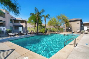 حمّام سباحة خارجي، حمّام سباحة مُدفَّأ