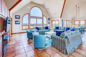 Televisio, DVD-soitin, kirjoja, stereot