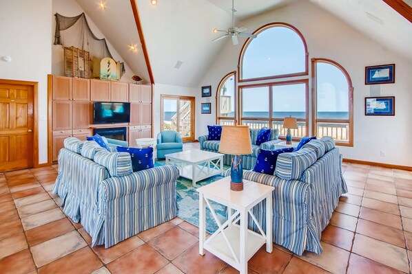 Televisio, DVD-soitin, kirjoja, stereot