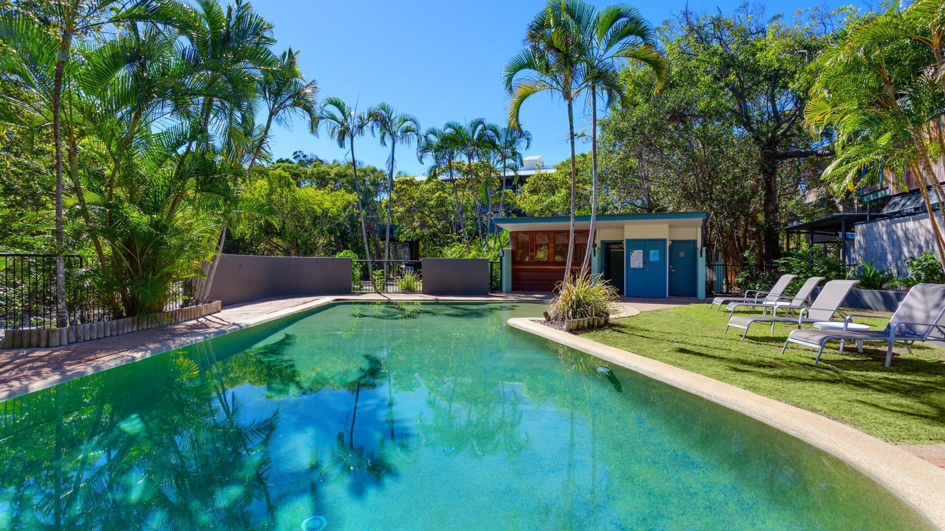 Surfside Beach House 19 - Rainbow Shores. Perfect beach holiday retreat. 2 mins to beach. Pool — image 3