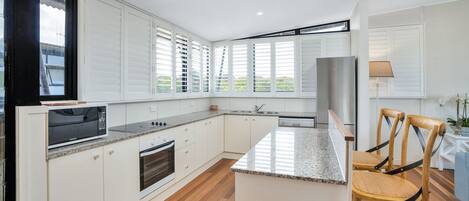 Microwave, dishwasher