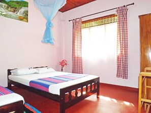 2 chambres, coffres-forts dans les chambres, fer et planche à repasser