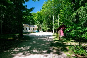 Exterior - Serenity Woods Cottage at Platte Lake, Honor MI. Traverse City area! (Honor)