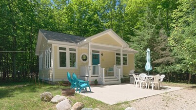 Serenity Woods Cottage at Platte Lake, Honor MI. Traverse City area!