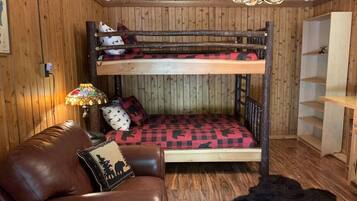 2 bedrooms, desk, iron/ironing board, WiFi