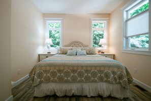 2 bedrooms, desk, iron/ironing board, WiFi