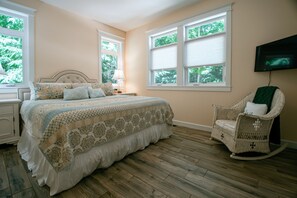 2 bedrooms, desk, iron/ironing board, WiFi