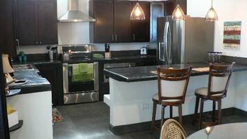 Grand réfrigérateur, micro-ondes, four, plaque de cuisson