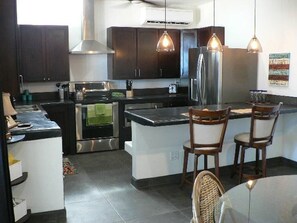 Refrigerador con congelador, microondas, horno y parrilla de estufa 