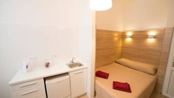 Apartment, 1 Double Bed, Non Smoking | Desk, free WiFi