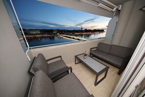 Property grounds - Comfortable apartment with a balcony and the sea view (Zadar)