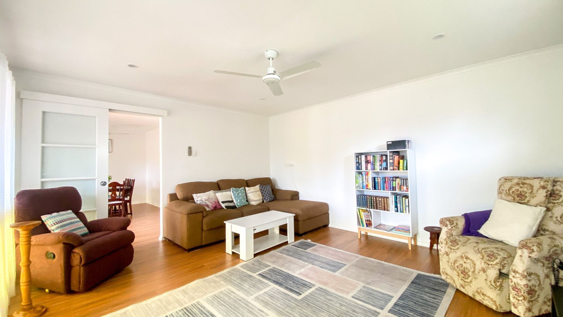 Televisión, reproductor de DVD y libros 