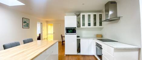 Mikrobølgeovn, ovn, kokeplater og oppvaskmaskin