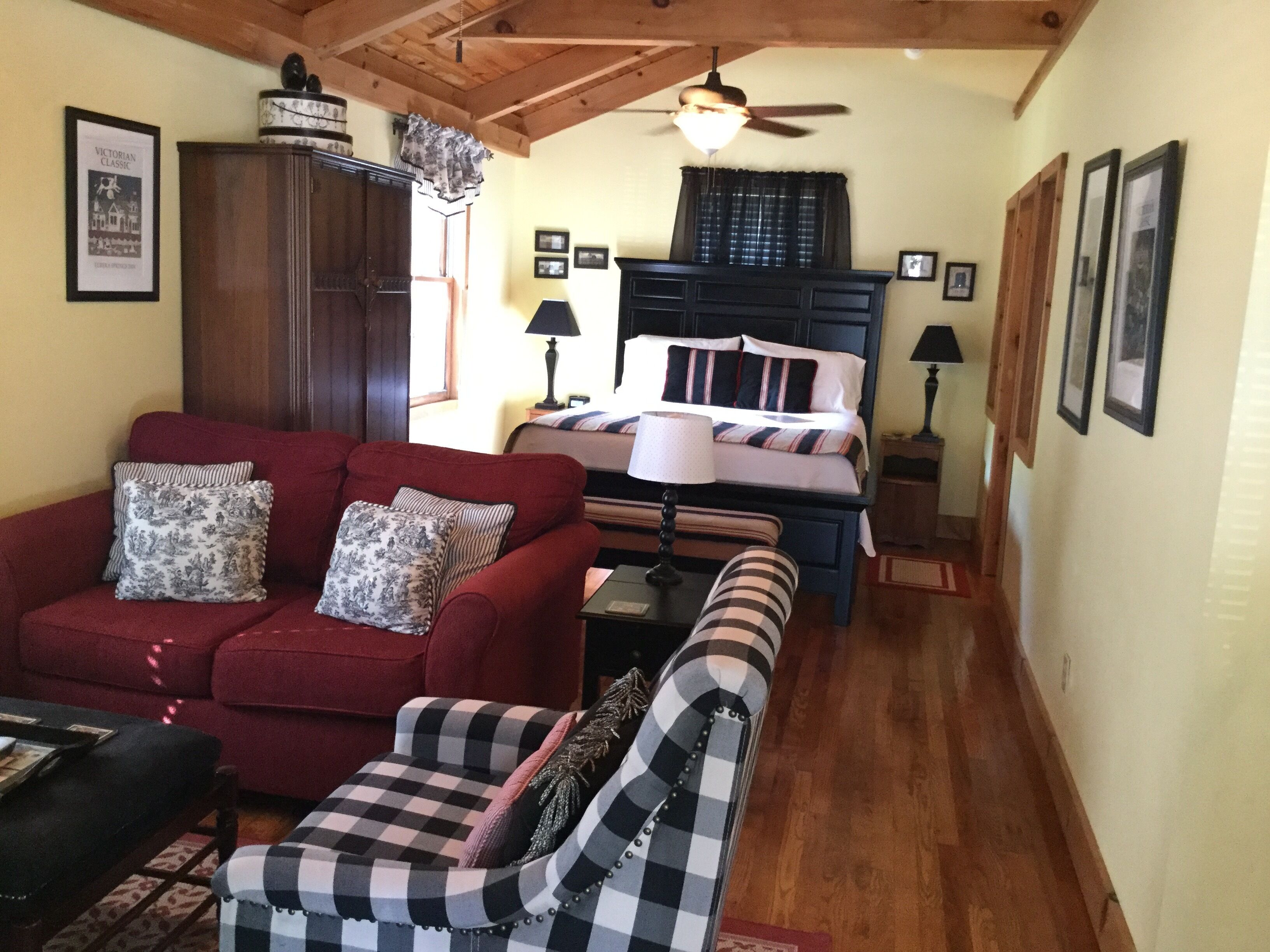 Beautiful 1 bedroom Cottage with Jacuzzi located on the historic loop