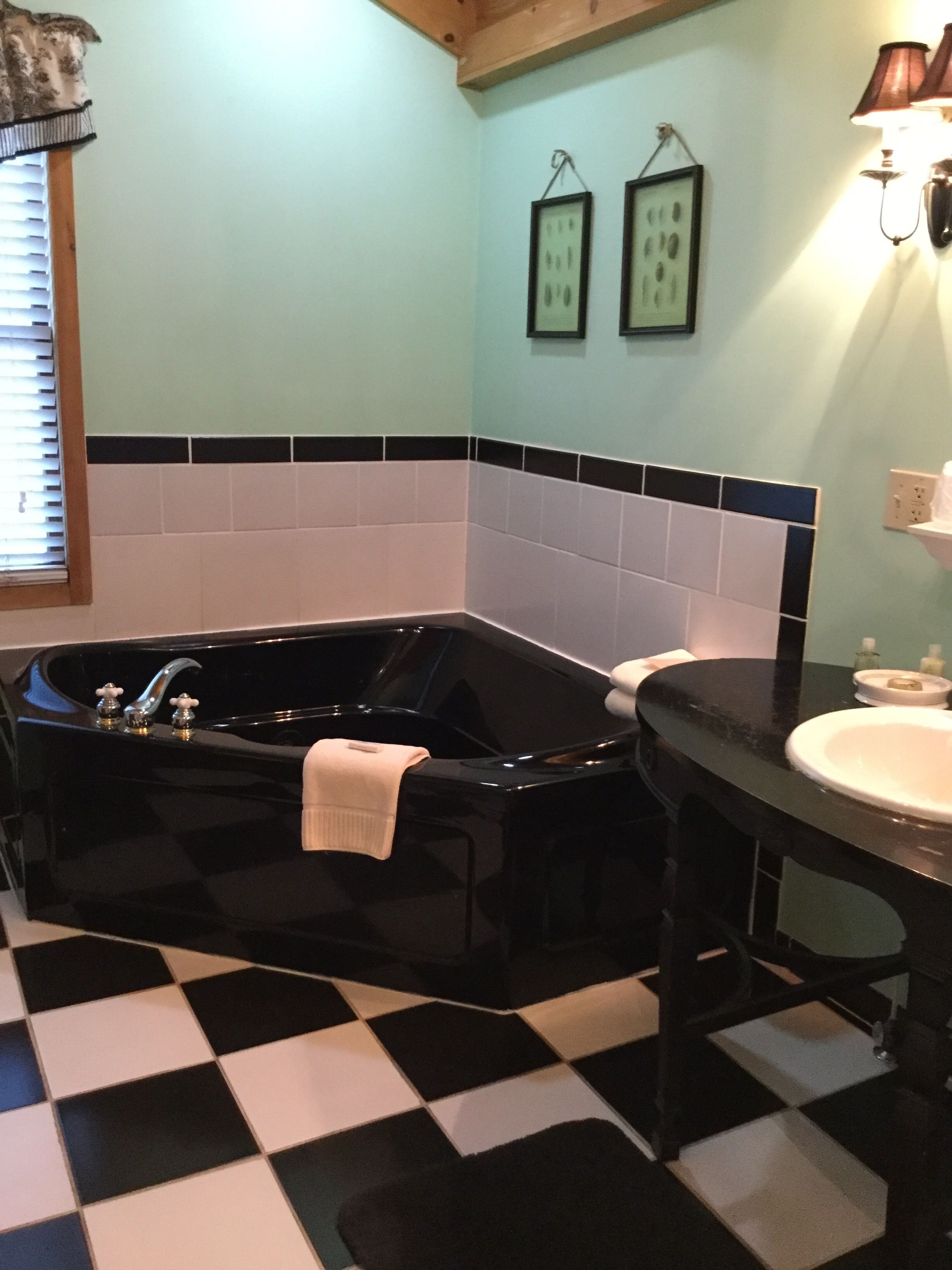 Beautiful 1 bedroom Cottage with Jacuzzi located on the historic loop