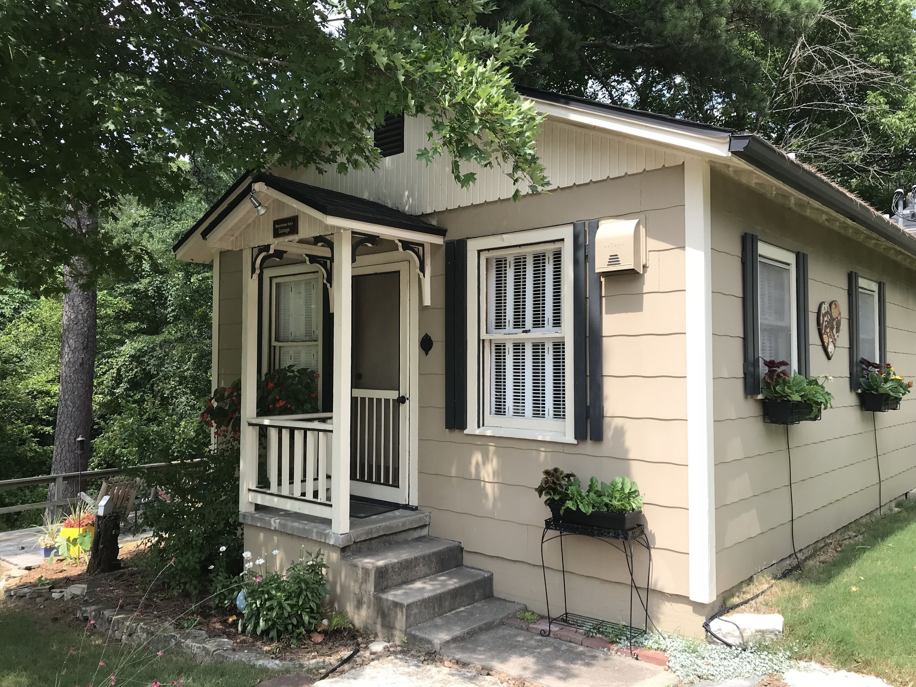 Beautiful 1 bedroom Cottage with Jacuzzi located on the historic loop