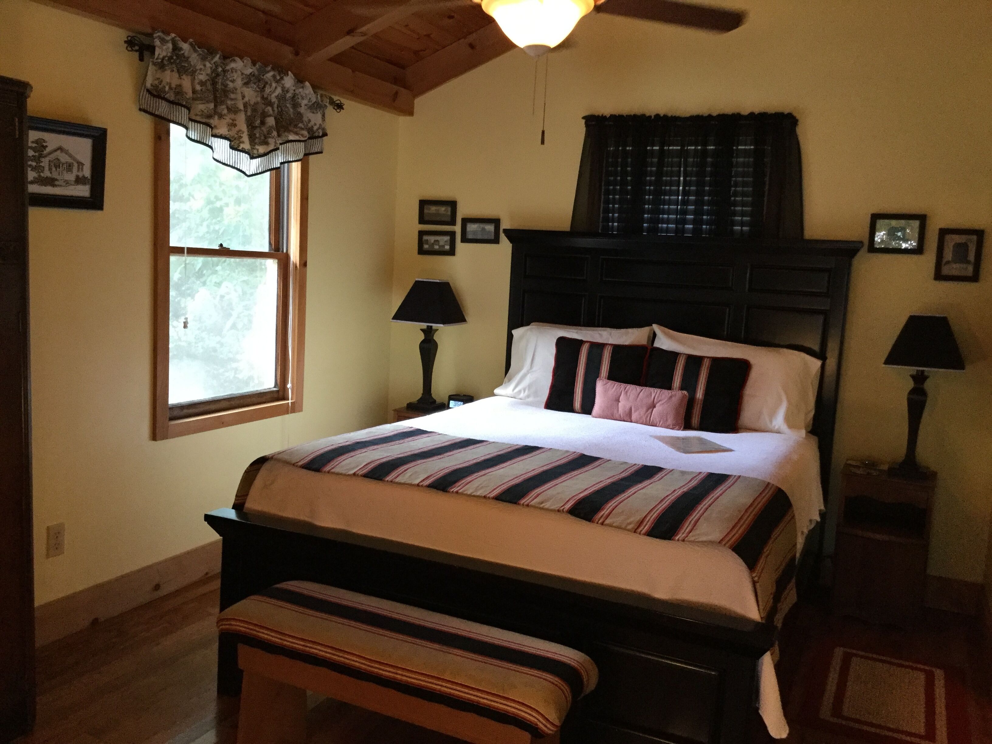 Beautiful 1 bedroom Cottage with Jacuzzi located on the historic loop