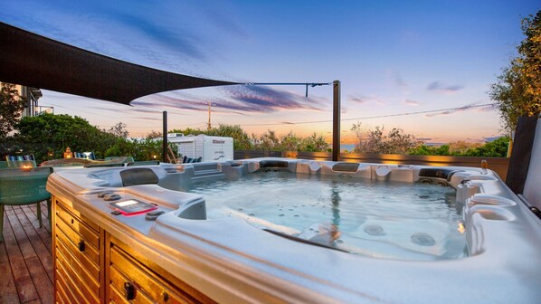 Outdoor spa tub
