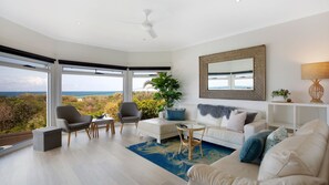 Living area - Old Salt Beach House - Noosa Area (MARCUS BEACH)