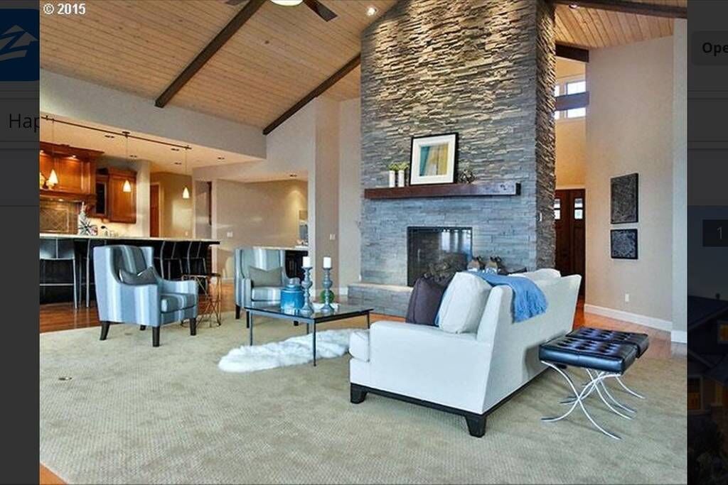 Stunning, uninterrupted and panoramic view of downtown Portland Metro area.