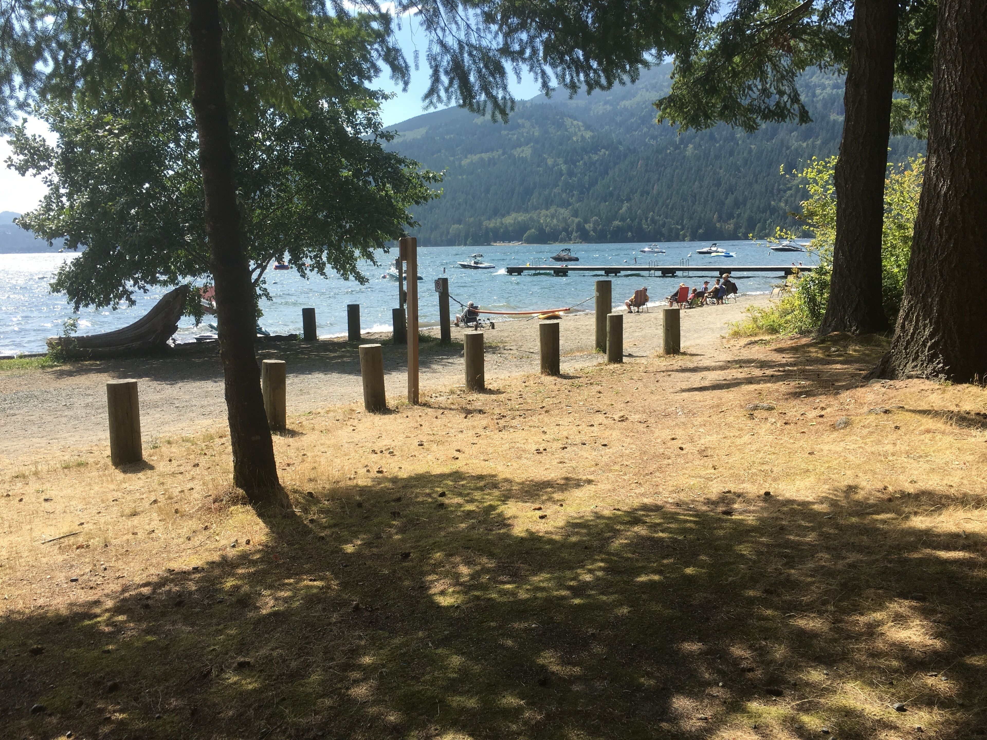 Plage à proximité, chaises longues, serviettes de plage