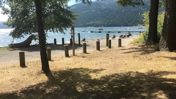 Beach nearby, sun loungers, beach towels